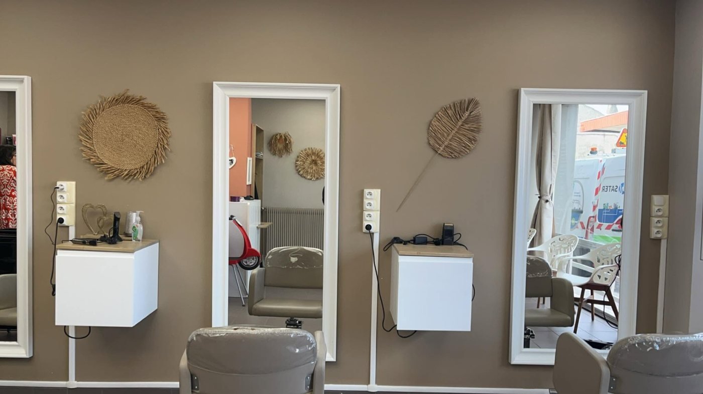 Intérieur du salon Coeur Pourpre, murs taupe et décoration bohème — coiffeur à Saint-Pol-sur-Mer