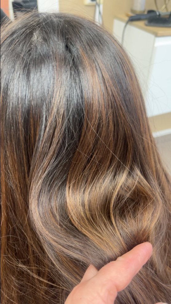 Détail d'un balayage miel sur racines brunes — Coeur Pourpre, Saint-Pol-sur-Mer