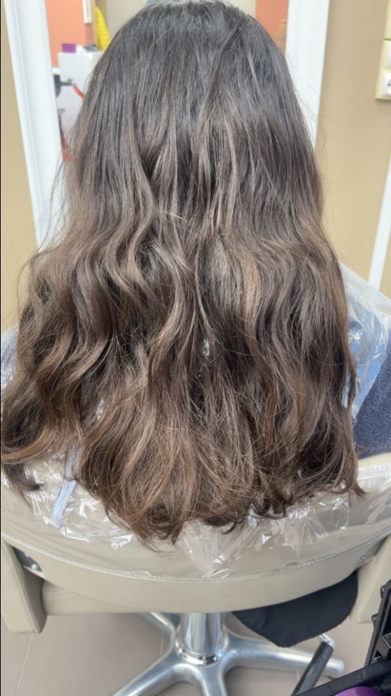 Balayage doré sur cheveux ondulés — salon de coiffure à Saint-Pol-sur-Mer